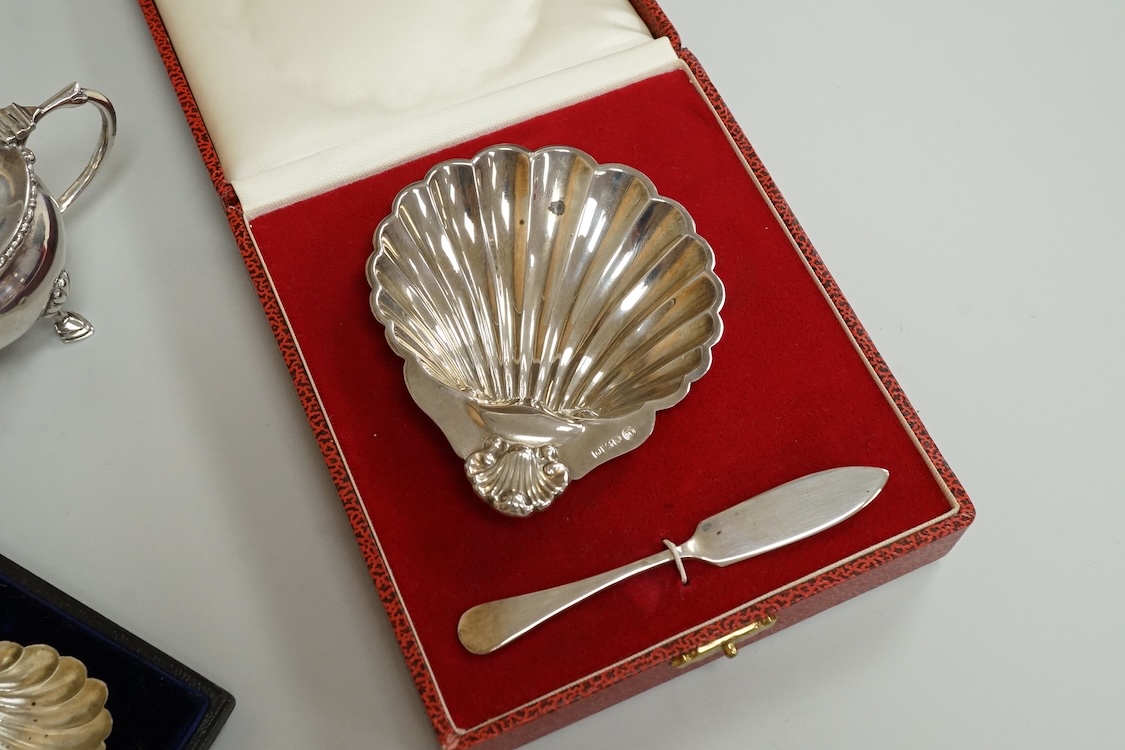 A group of small silver to include a cased modern silver butter shell and knife by Francis Howard Ltd, Sheffield, 1988, a cased set of four late Victorian silver shell salts with four associated plated spoons, a late 196